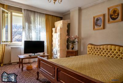 Casă cu etaj în Agăș, eleganță clasică și mobilă sculptată manual în lemn masiv - 12