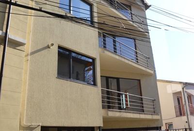 Casă cu 12 camere în P-ța Victoriei