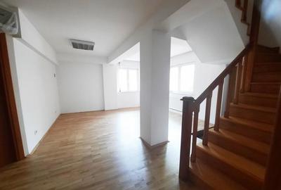 Apartament cu 4 camere decomandat în Ștefan cel Mare