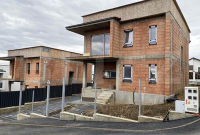 Casă individuală cu 4 camere în Dezmir