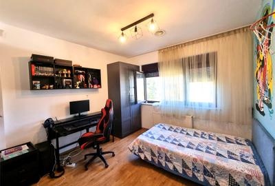Chitila langa Lacul cu Nuferi si Padure - 8