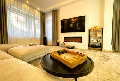 Compartimentare: Parter: living, dining, bucatarie, birou, baie, terasa Etaj: 3 - 4
