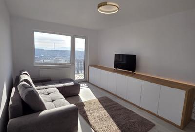 Apartament cu 3 camere decomandat în Tractorul