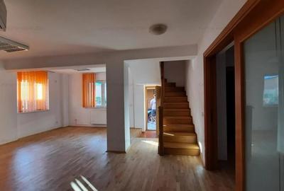 Apartament cu 4 camere decomandat în Moșilor
