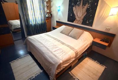 Apartament cu 3 camere semidecomandat în Berceni