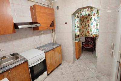 Apartament cu 3 camere decomandat, mobilat în