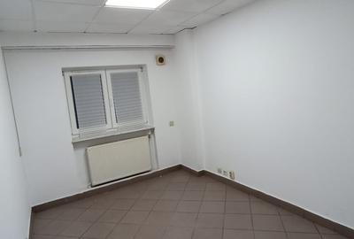 Vanzare apartament 3 cam la parter cu balcon stradal zona Parc Sebastian sect 5 - 12