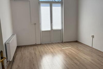 Apartament cu 3 camere semidecomandat în P-ța Victoriei