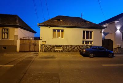 Casă individuală cu 8 camere în Central