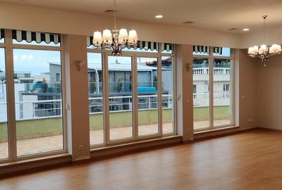 Apartament cu 4 camere decomandat în Herăstrău