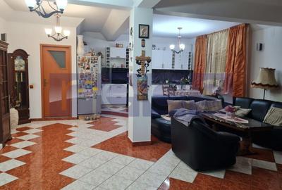 Casă individuală cu 7 camere în Apărătorii Patriei