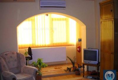 Apartament cu 2 camere decomandat, mobilat în Republicii