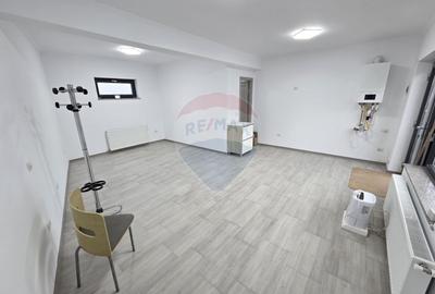 Spațiu comercial cu locuri de parcare. - 2