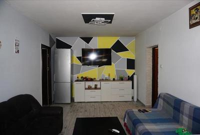Apartament cu 3 camere semidecomandat în Calea București