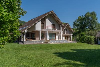 Casa / Vila cu 11 camere de vanzare in zona Precista