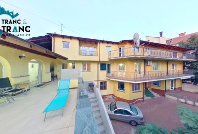 Cladire Centrala pe 3 nivele cu 7 camere si 10 parcari in curte - 1