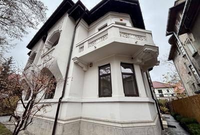 Casă individuală cu 10 camere în Capitale