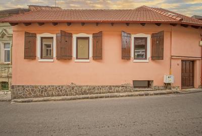 Casa de vanzare in centrul Brasovului - curte privata si pivnita - 1