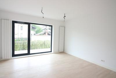 Apartament cu 4 camere semidecomandat în Băneasa