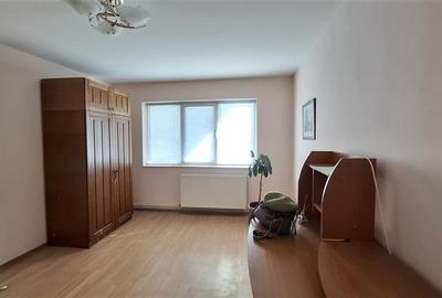 Apartament cu 2 camere semidecomandat în 9 Mai