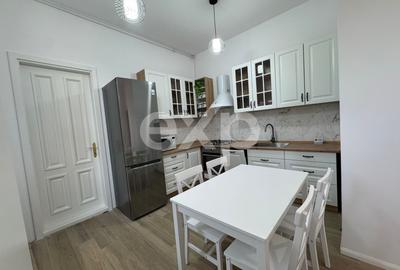 Apartament cu 3 camere semidecomandat, mobilat în Central