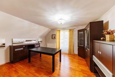Vilă cu spatii largi, curte generoasă - 25