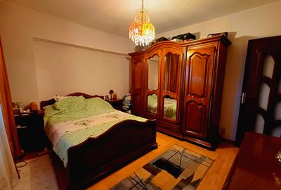 Apartament cu 3 camere decomandat, mobilat în Nicolina