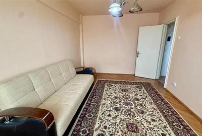 Apartament cu 3 camere decomandat în Podu Roș
