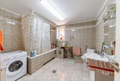 Vilă cu spatii largi, curte generoasă - 29