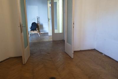Apartament cu 3 camere semidecomandat în Calea Victoriei