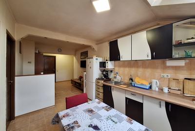 Apartament cu 3 camere semidecomandat, mobilat în Florești