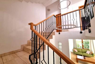 Casă cu 7 camere decomandat în Central