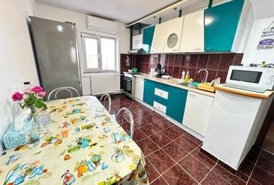 Apartament cu 3 camere decomandat în Girocului