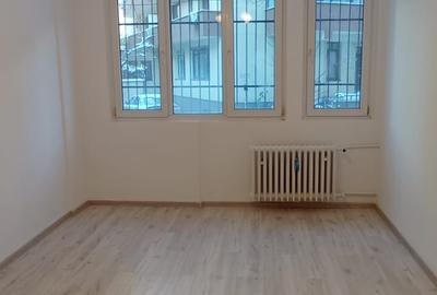 Apartament cu 3 camere semidecomandat în Obor