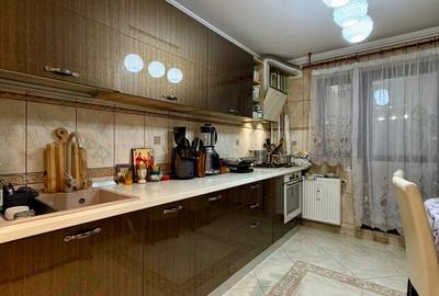 Apartament cu 4 camere semidecomandat, mobilat în Apărătorii Patriei