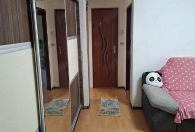 Apartament cu 3 camere semidecomandat, mobilat în Progresul