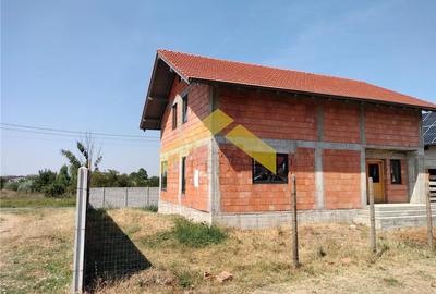 Casa la rosu de vanzare in comuna Sagu