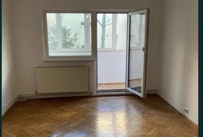 Apartament cu 3 camere decomandat în Astra