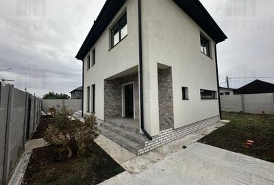 Casă cu 4 camere în Berceni