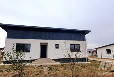 Vanzare casa parter  cu 4 camere Vedere la lac| Crevedia -Strada Caisului - 1