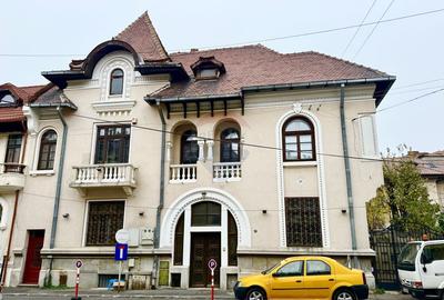 Casă cu 9 camere în Centrul Istoric