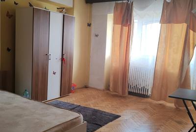 Apartament cu 3 camere decomandat, mobilat în Traian