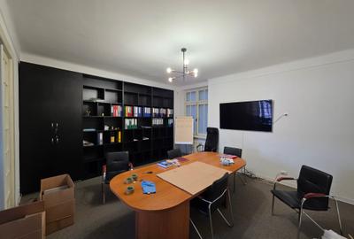 Apartament cu 5 camere decomandat în Calea Victoriei