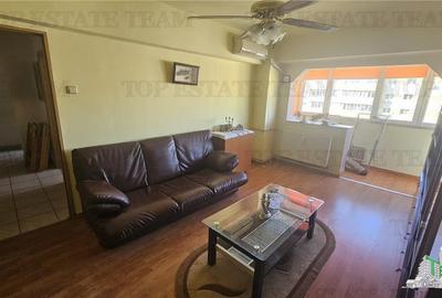 Apartament cu 3 camere semidecomandat, mobilat în Păcii