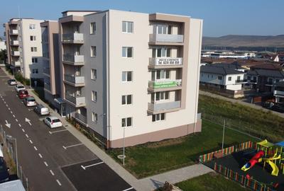 Apartament cu 3 camere semidecomandat în Florești