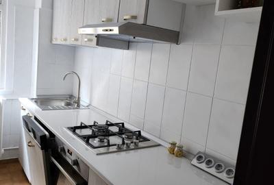 Apartament cu 3 camere semidecomandat în Brâncoveanu