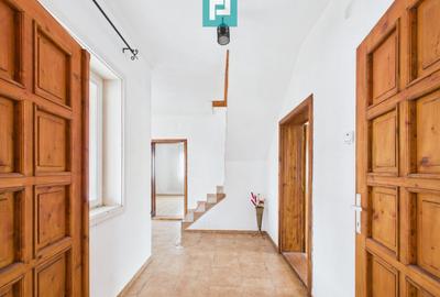 Casă individuală cu 8 camere în Prunișor