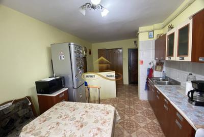 Ap. de vânzare , 2 cam. decomandate, central - 9