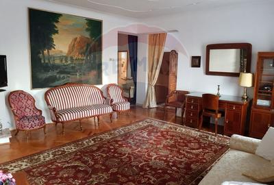 Apartament cu 3 camere semidecomandat, mobilat în Central