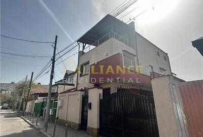 Casă cu 4 camere în Central